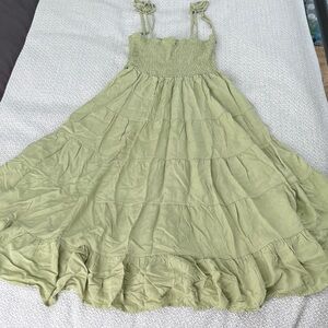Women’s light green tiered midi dress